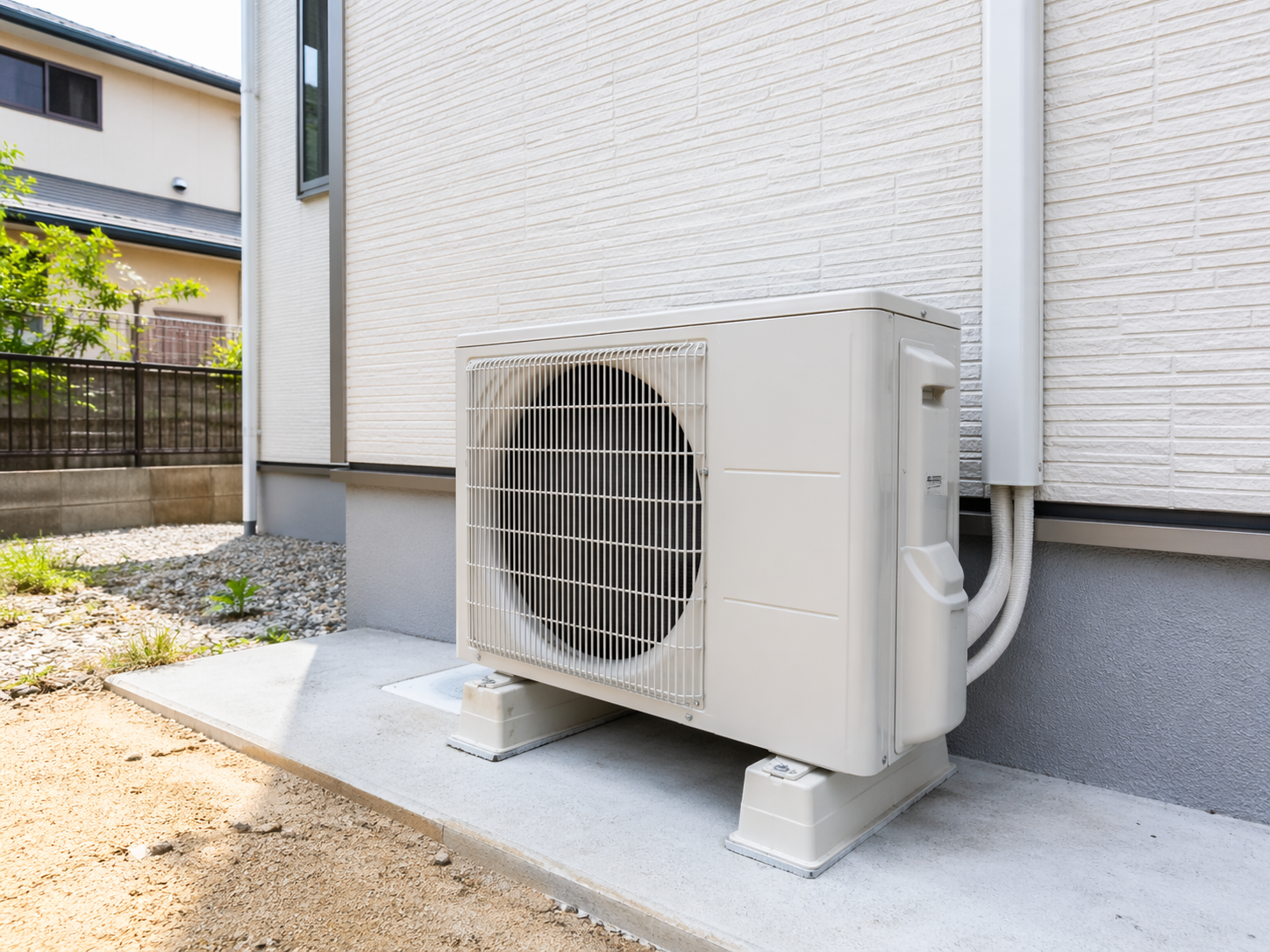 無料回収になりやすい庭先設置のエアコン室外機