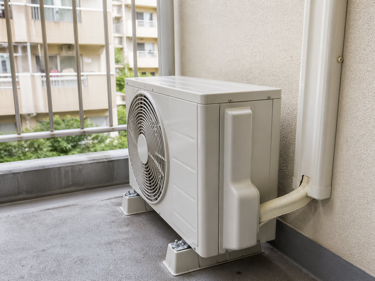 無料回収になりやすいベランダ床置きのエアコン室外機