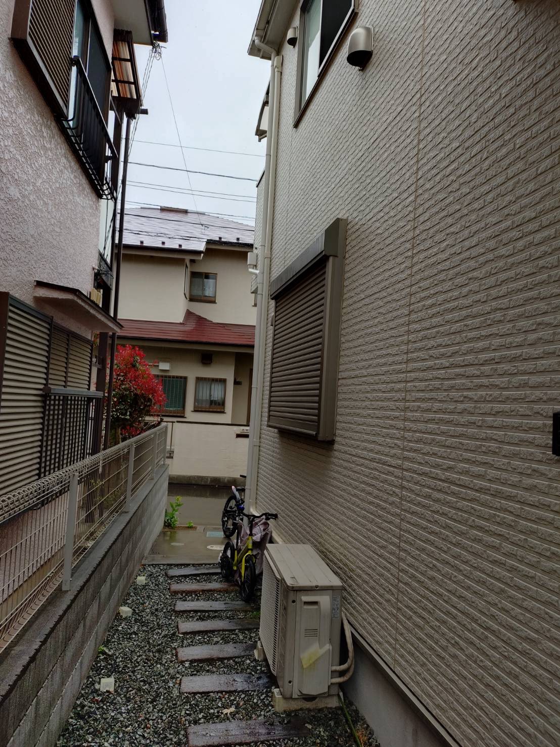 配管カバー付きのエアコン設置