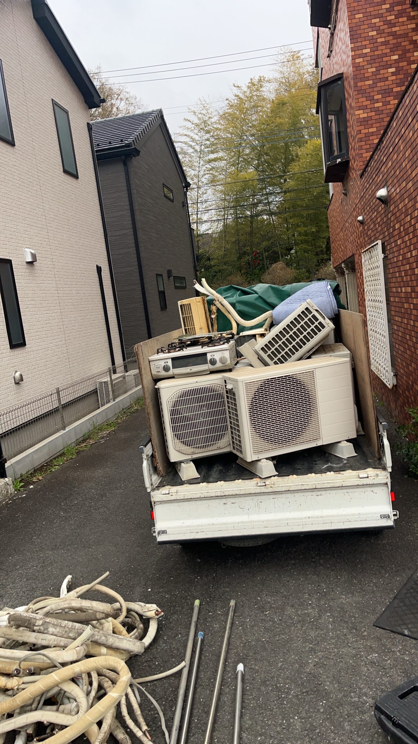 回収したエアコンを軽トラックに積載した状態