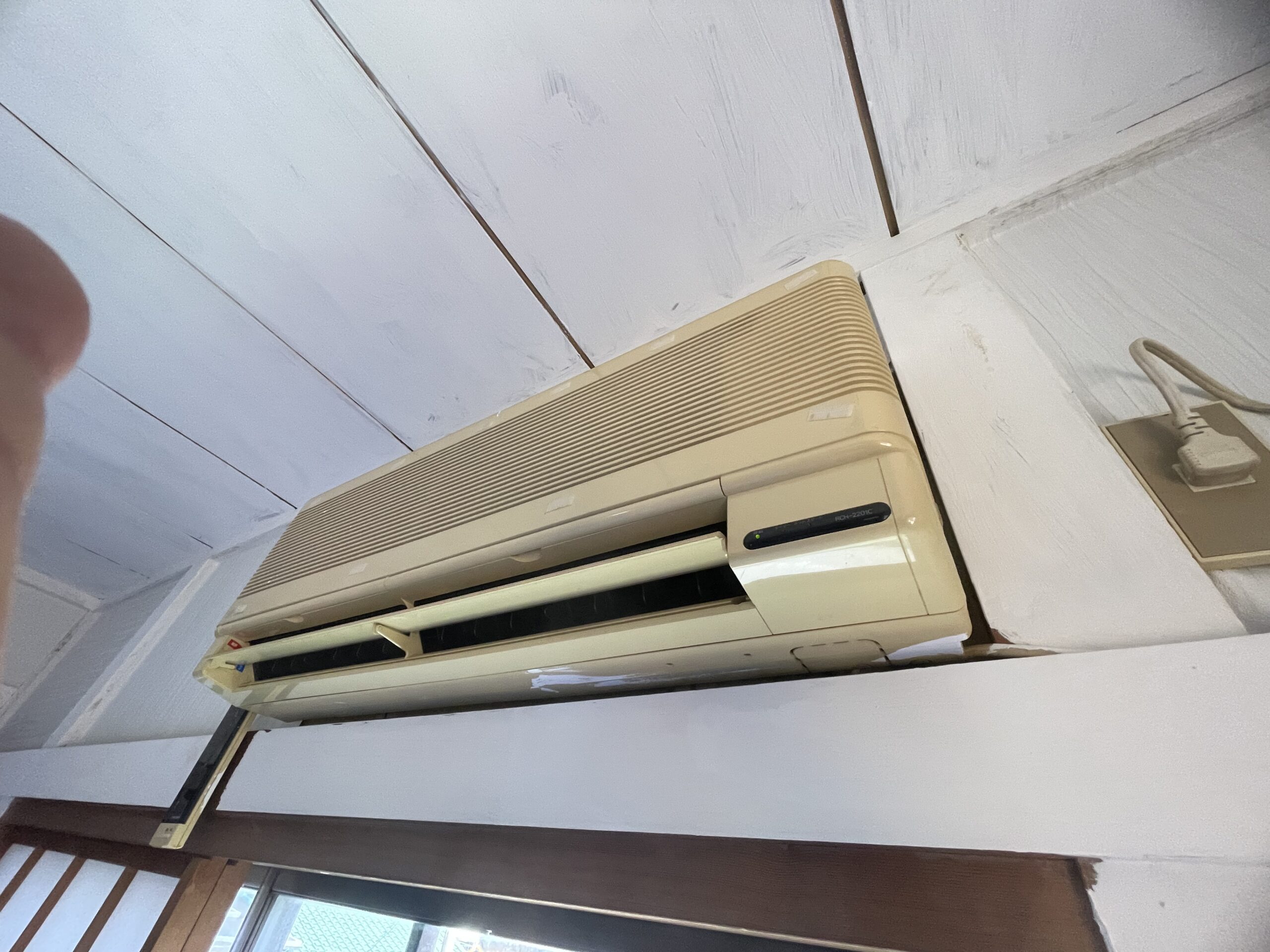 古い家庭用エアコンの室内機
