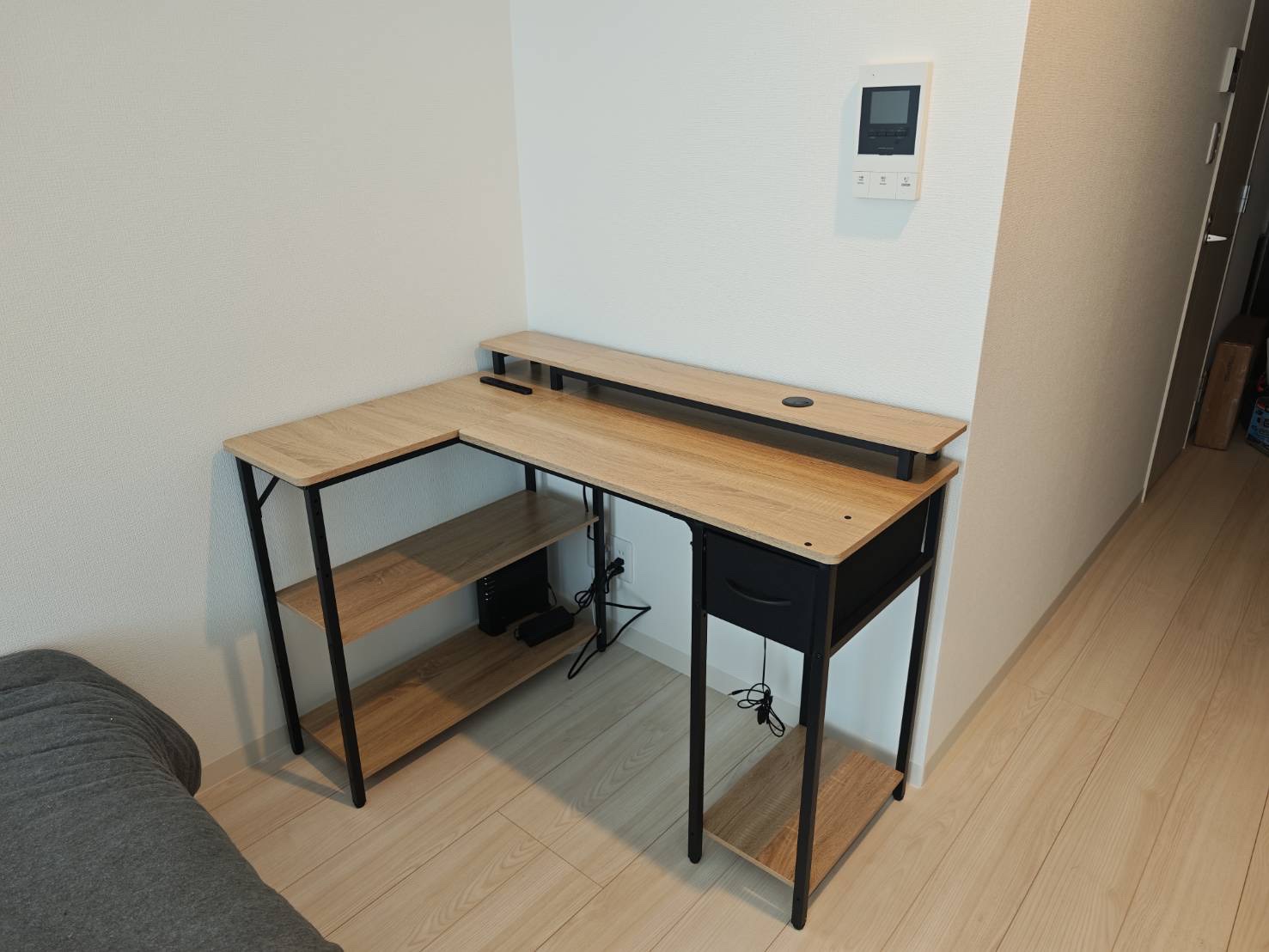 入間市豊岡で組み立てたモニター台付きL字型PCデスク